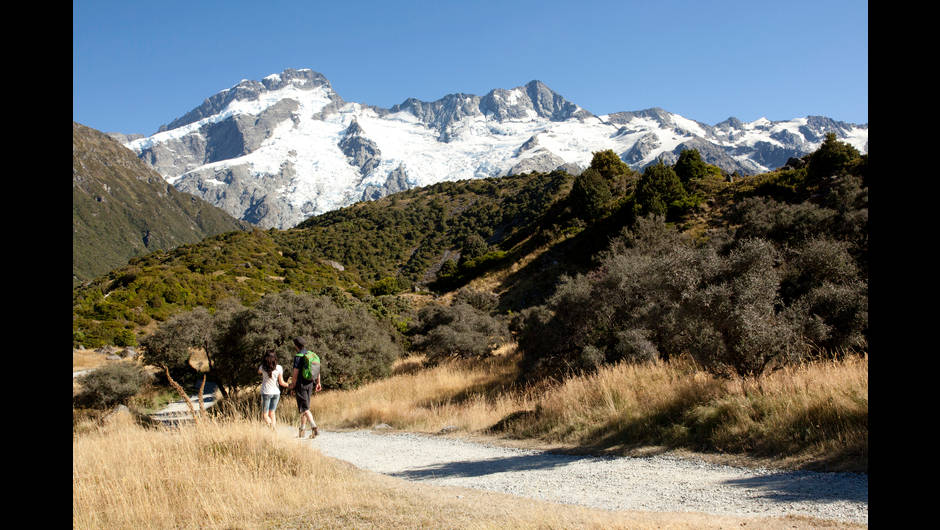 couple_at_the_beginning_of_the_hooker_valley_track